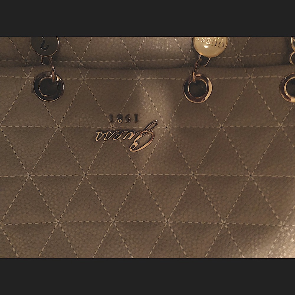 Beige guess purse with long strap.  Can be used as crossbody as well